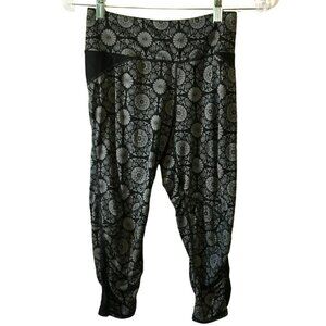 Kyodan Women's Gathered Calf Stretch Capri Leggings Sz XS Black and Gray Active